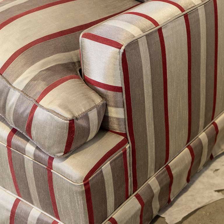 Sillón tapizado en tela a rayas para decorar tu hogar - imagen 3