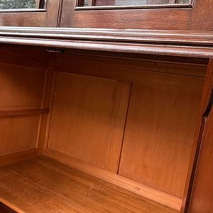 Gran Aparador Inglés de Madera Oscura con Puertas y Estantes - imagen 2