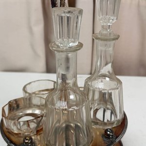 Christofle Vinagreras de Cristal con Base Metálica y Grabado Monograma - imagen 5