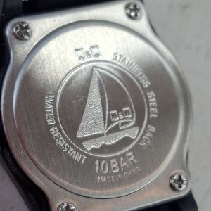 Reloj Pulsera Q&Q Quartz Negro con Números Luminosos y Resistencia al Agua 10 Bar - imagen 3