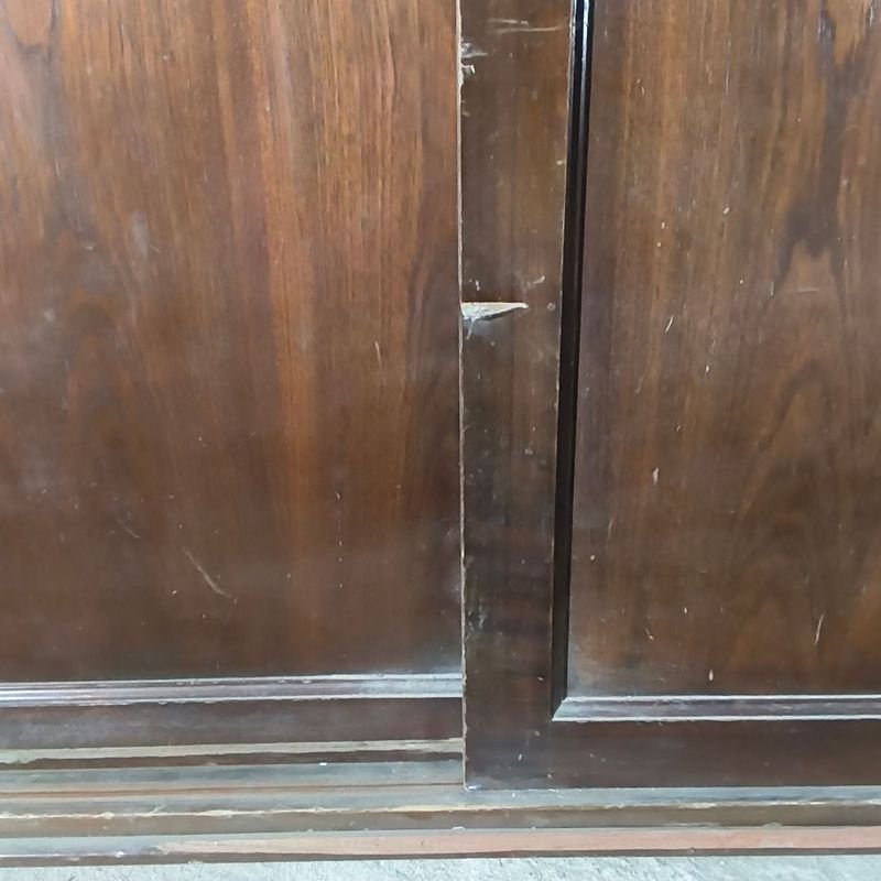 Puerta de Placard con 4 puertas corredizas y apliques de bronce - imagen 6