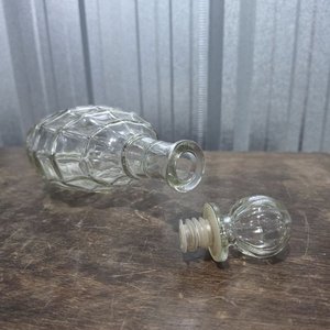 Decantador de Vidrio Transparente con Diseño Geométrico Tallado - imagen 4