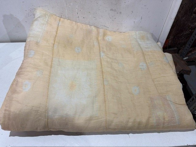 Acolchado de 1 Plaza Fino Color Crema con Estampado Floral