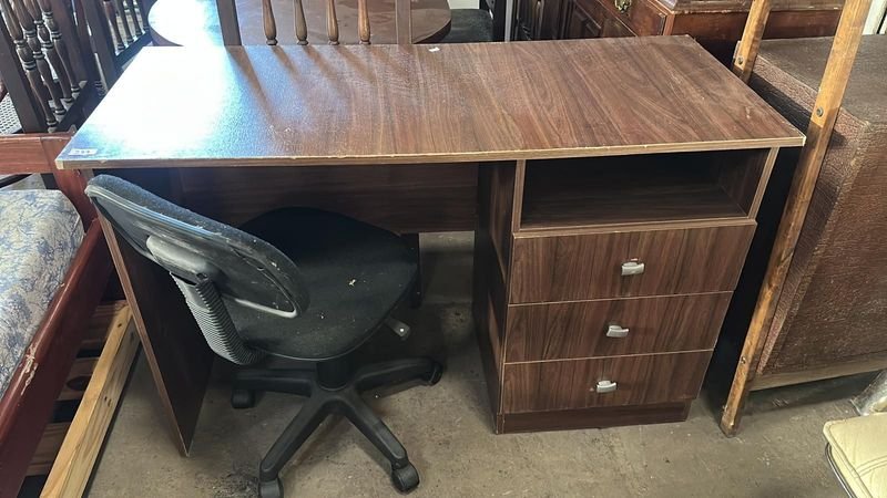 Lote anterior: Escritorio de oficina con silla y gabinete