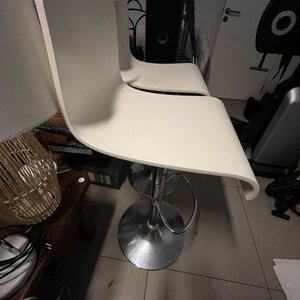 Juego de 2 Banquetas Altas Giratorias Blancas con Base Cromada y Asiento de Madera - imagen 2