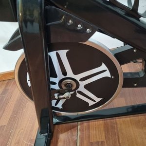 L 502 - Moderna bicicleta de spinning con estructura de hierro y volante de inercia cromado (Medidas 48x101x95cm) - Funciona - imagen 4