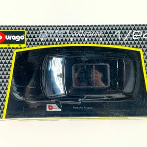 Auto a Escala Burago Porsche Macan Turbo 1/24 Negro - imagen 2