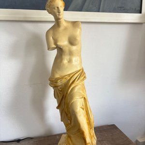 Lote siguiente: Escultura Clásica Venus de Milo en Yeso con Pátina