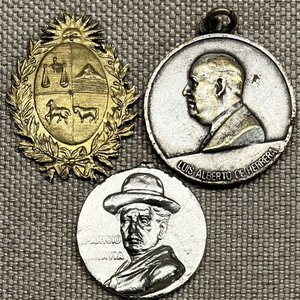 Medalla "120 Aniversario del Nacimiento del Caudillo" Luis Alberto de Herrera y Aparicio Saravia en Bronce - imagen 2