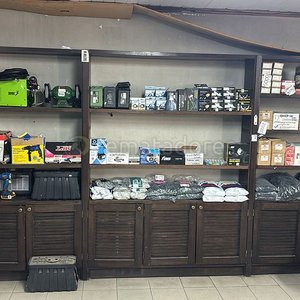 Lote anterior: Estantería de madera con variedad de herramientas y artículos