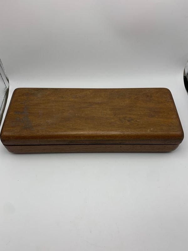Lote siguiente: Caja de madera con tapa, rectangular shape y superficie suave