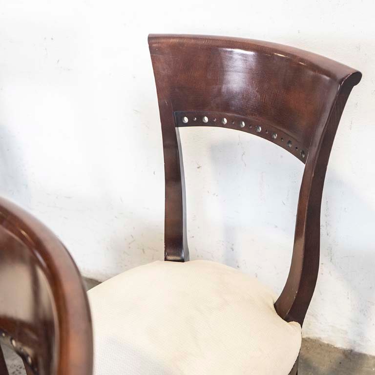 Sillas y butacas de madera con asientos tapizados - imagen 3