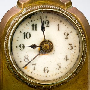 Reloj de Viaje Antiguo en Bronce Tipo Capilla - imagen 2
