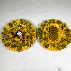 Lote siguiente: Par de Platos Decorativos de Cerámica Amarilla con Uvas y Calabaza