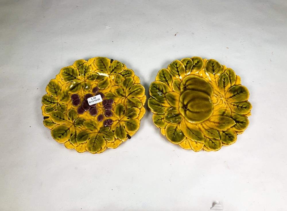 Par de Platos Decorativos de Cerámica Amarilla con Uvas y Calabaza