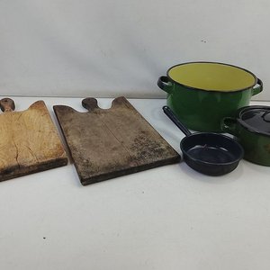 Lote anterior: Set de 5 Piezas: Tablas de Madera y Cacerolas Enlozado Verde y Negro