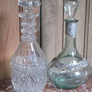 Botellón para Whisky en Cristal Tallado y Licorera de Vidrio con Repujes Metálicos - imagen 2