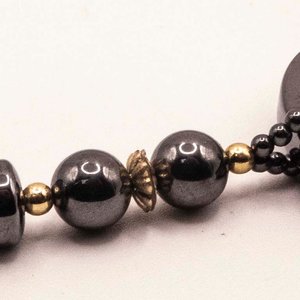 Collar de Hematitas y Oro con Símbolo de Paz - Cierre Averiado - imagen 2