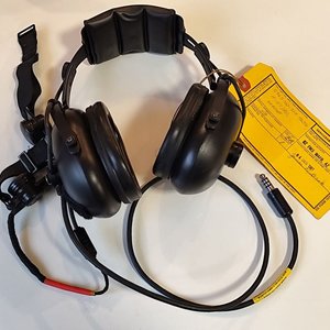 Lote siguiente: Auriculares de Piloto Astrocom Americano con Micrófono de Garganta