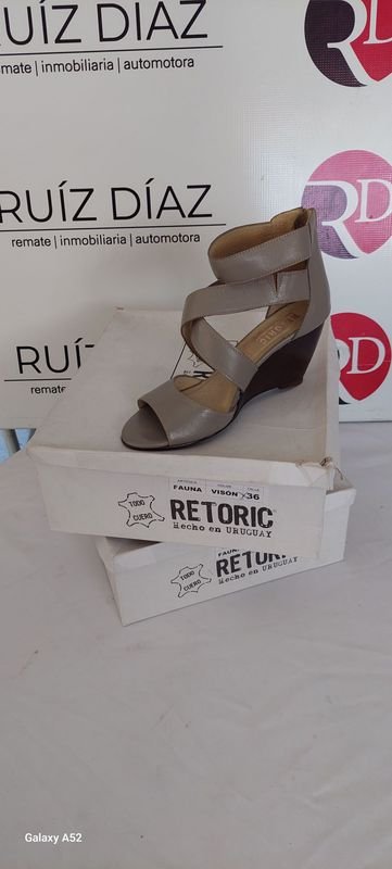 Lote siguiente: Zapatos de tacón alto en venta