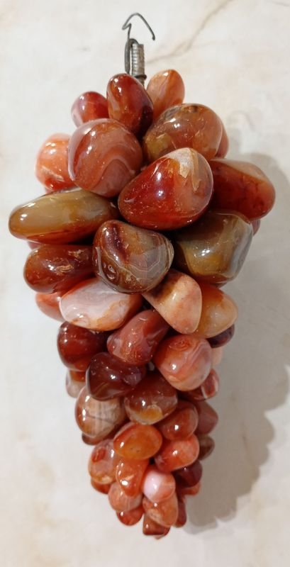 Racimo de Uvas Decorativo en Ágata Cornalina Pulida
