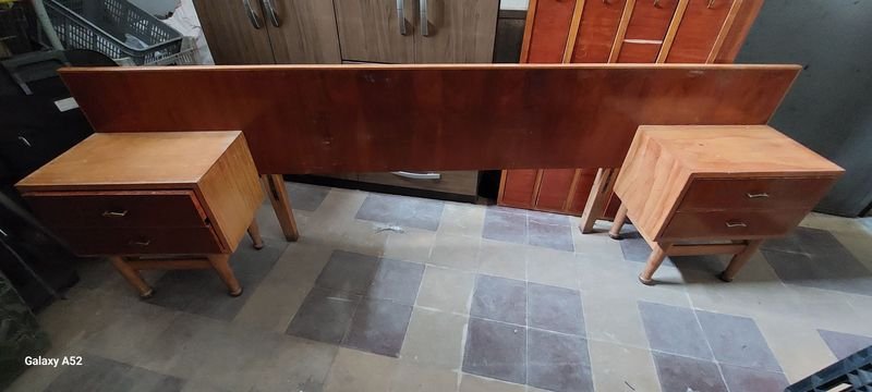 Lote anterior: Mueble de cama y mesas de noche en madera