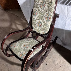 Lote anterior: Mecedora Antigua con Tapizado Floral