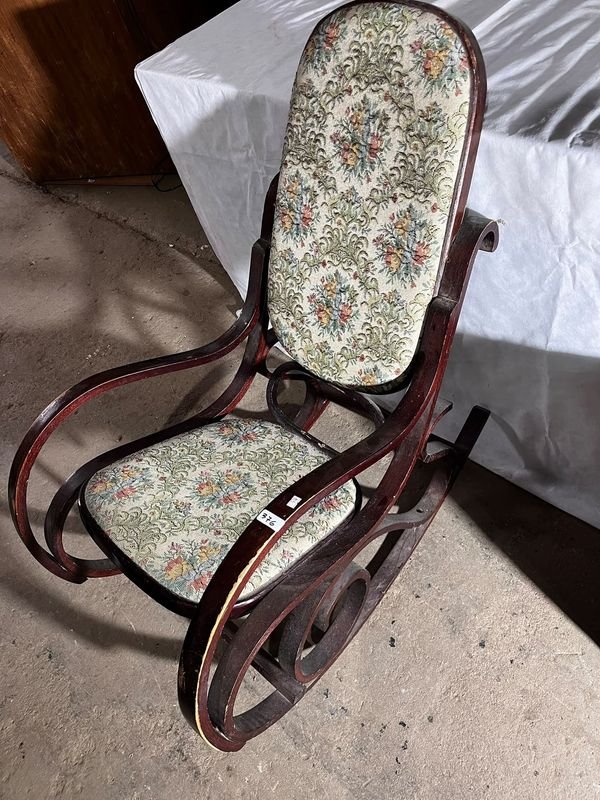 Mecedora Antigua con Tapizado Floral