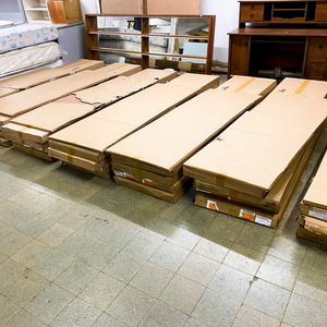 Mueble de Madera con Estantes y Puertas de Vidrio - imagen 2