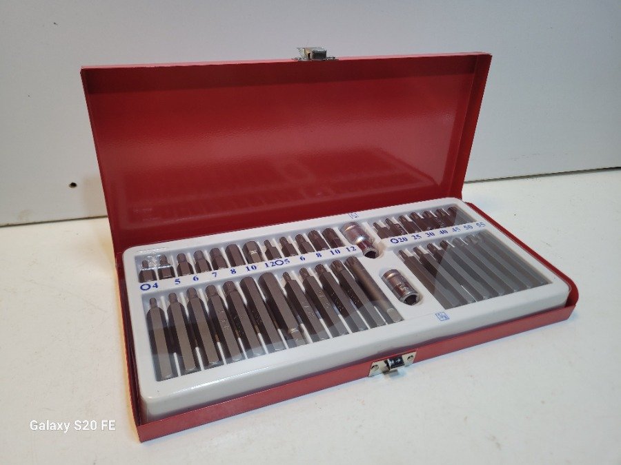Juego de Puntas Intercambiables y Adaptadores en Caja Metálica Roja (41 Piezas)