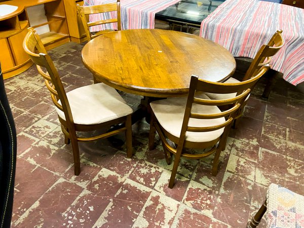 Juego de Comedor: Mesa Redonda de Madera con 4 Sillas Tapizadas