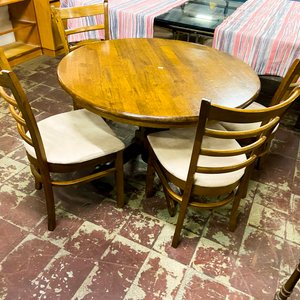 Lote siguiente: Juego de Comedor: Mesa Redonda de Madera con 4 Sillas Tapizadas