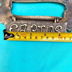 Antigua placa de manoton de puerta en bronce de muy buena calidad de fundición francesa. Tiene buzonera. Largo 30 cm x 8 cm. - imagen 8