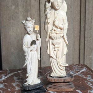 Lote siguiente: Figura Dama en Marfil con Base de Madera y Detalles en Bronce