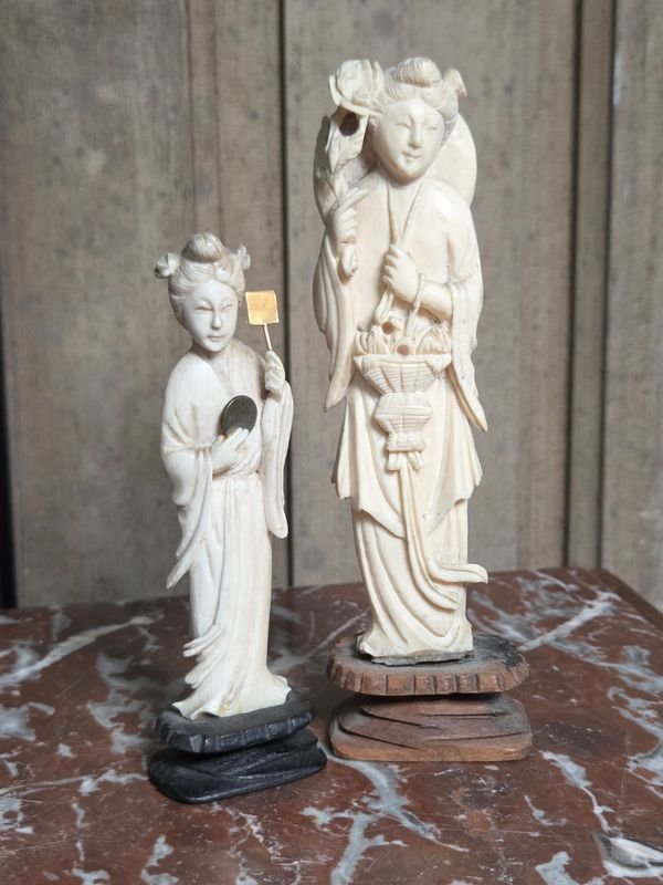 Figura Dama en Marfil con Base de Madera y Detalles en Bronce