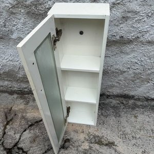 Mueble Blanco de MDF con Tres Estantes y Puerta de Vidrio - imagen 4