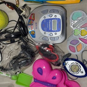 Lote de Juguetes: Peluches, Pistolas, Reproductor CD Panasonic y Más - imagen 38