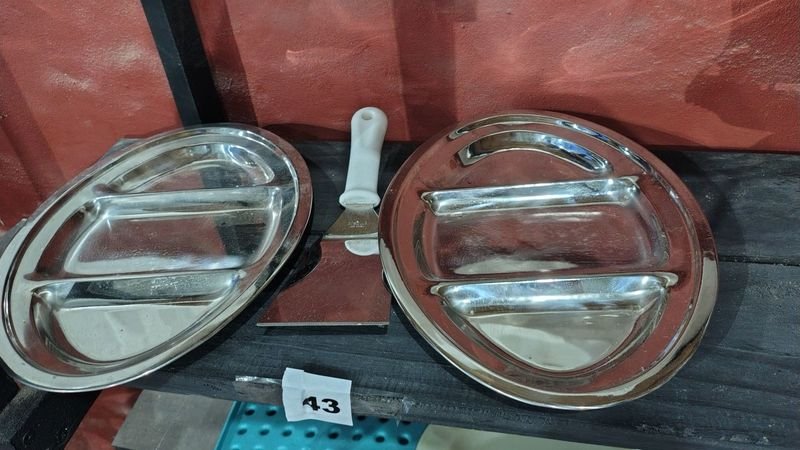 Lote siguiente: Bandejas Ovaladas y Espátula de Metal