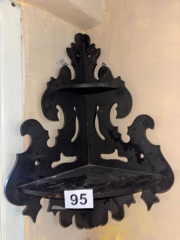 Lote siguiente: Repisa esquinera de metal con diseño decorativo