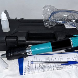 Remachadora/Clavadora para Fulminantes con Accesorios y Estuche - imagen 2