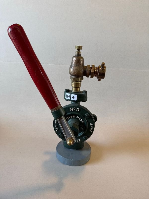 Bomba reloj sobre base de madera - imagen 3