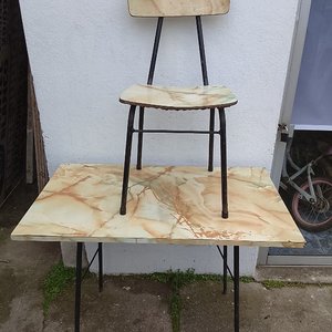 Lote siguiente: Mesa y Silla Estilo Vintage con Diseño Marmolado
