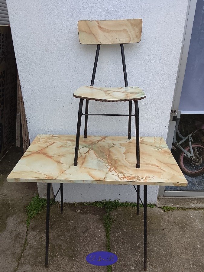 Mesa y Silla Estilo Vintage con Diseño Marmolado
