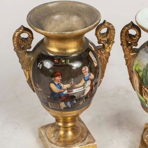 Par de Ánforas Isabelinas con Escenas Pintadas y Detalles en Oro - imagen 2