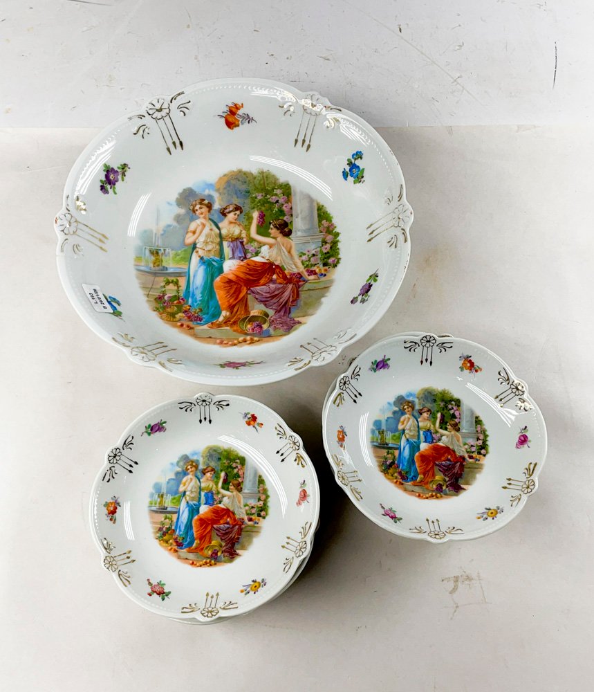 Lote siguiente: Porcelana con Motivo de Damas y Bordado Cascada