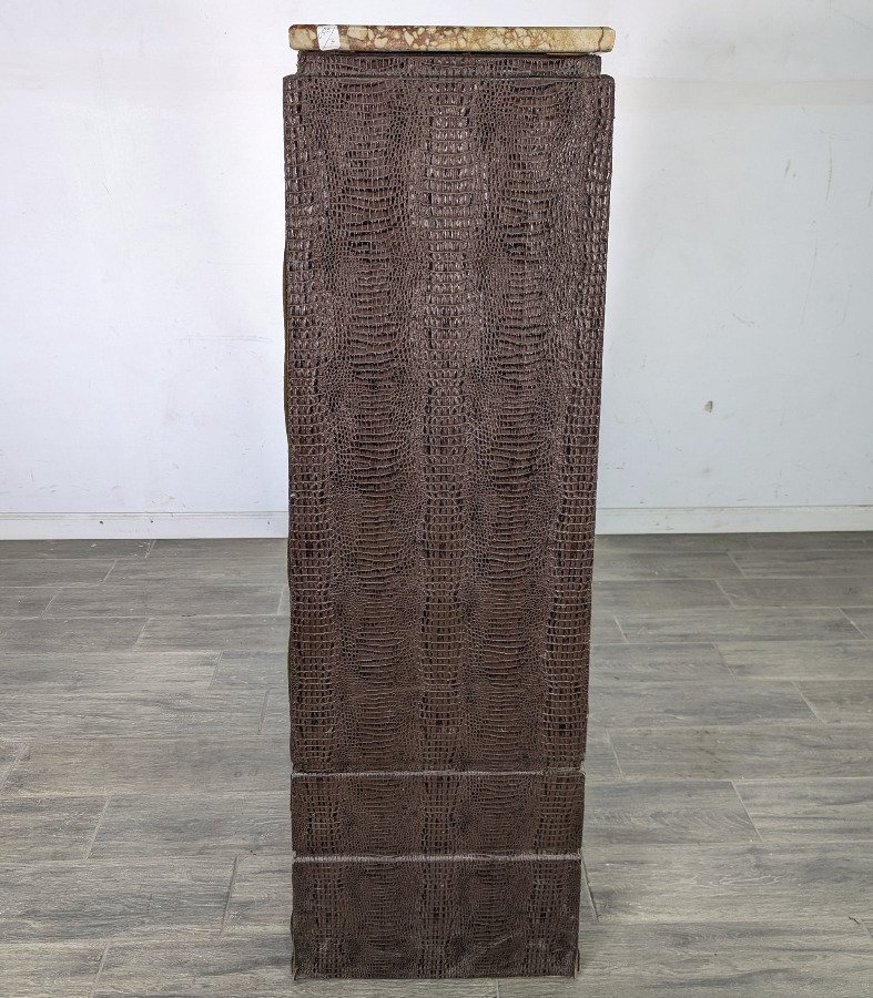 Pedestal Tapizado Imitación Reptil con Tapa de Mármol