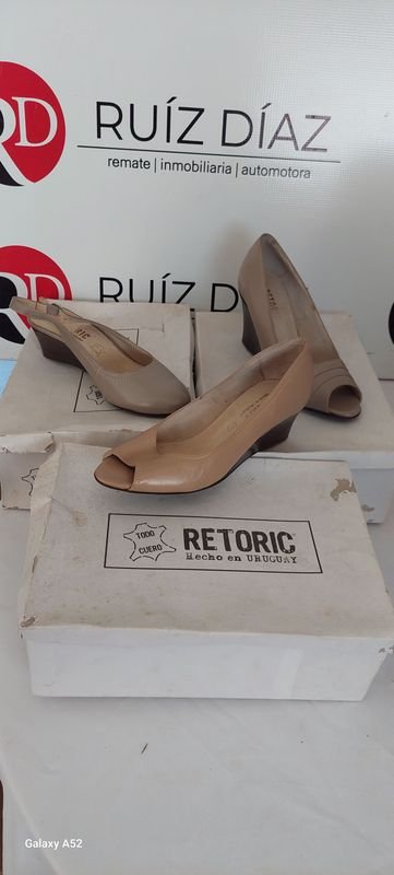 Lote siguiente: Zapatos de tacón alto en venta