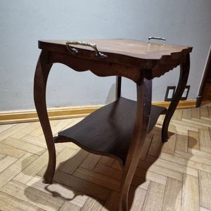 Mesa Auxiliar Estilo Luis XV en Madera con Asas Metálicas Doradas - imagen 3