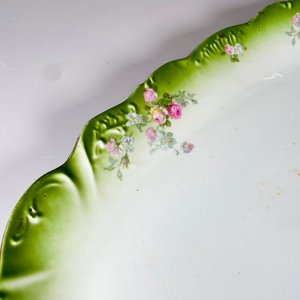 Fuente Oval Isabelina de Porcelana con Decoración Floral y Borde Verde - imagen 4