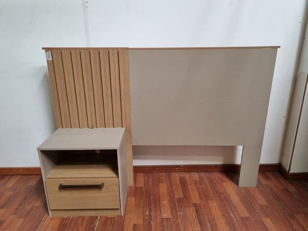 L 973 - Moderno respaldo para cama de una plaza en tonos neutros con mesa de luz con cajón (Respaldo 172x46x118cm) - imagen 1